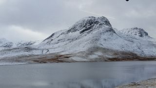 雪をかぶった山や滝