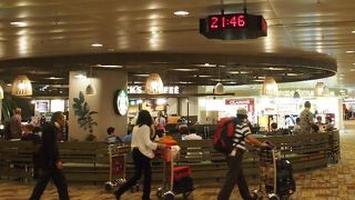 アイランド状態のオープンなスターバックス