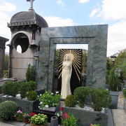 墓地巡りもパリ観光の一つです
