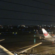 夜の伊丹空港。キレイな宝石を散りばめたようです。