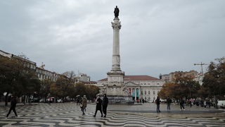 中央にペドロ4世の像がある広場