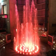 この噴水の奥にシネコンの入口がある