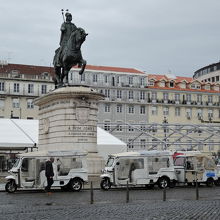 広場中央に建つドン・ジョアン1世の騎馬像