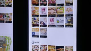 お昼はお弁当を販売するお店もたくさん