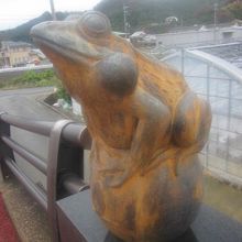 かえる大橋駅側のカエルさんは鳴き袋を膨らませています。