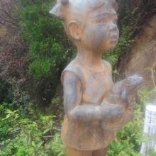 かえる大橋役場側には、カエルさんを抱く女の子の像も！