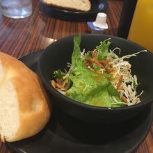 こちらセットのパンとサラダ、これも旨い！