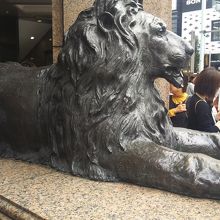 ライオンの銅像がお出迎え