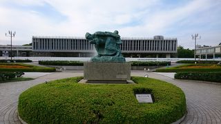 必死に子を守る母の姿が印象的