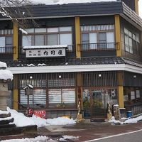 左の灯篭が参道です