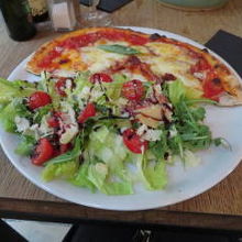 ピザとサラダのセットです