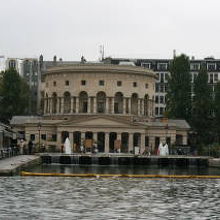 貯水池のサン・マルタン運河側にあるナポレオン時代の建物です