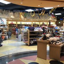 セールもあります By タヌチーノ ディズニーストア クイーンズスクエア横浜店 のクチコミ フォートラベル