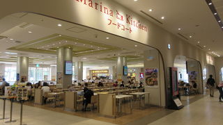 広々したフードコートです