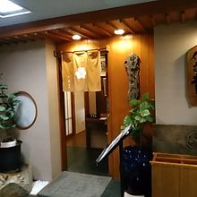 三越の南側のビルの地下一階にあります。