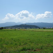 平城宮跡から香久山と多武峰連山を望む