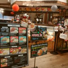 ハロウィンの飾り付けの店内