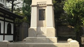 泉岳寺に立っている銅像です。