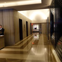 エレベーター奥にレセプション、ジェイクスコーヒがあります。