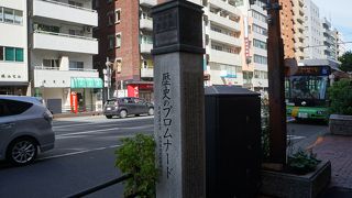 飯田橋駅から目白通りを歩くと歩道にはいろんな歴史の案内標識が建っていて