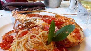 まるごと一匹の伊勢海老料理