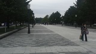 東京駅から続く