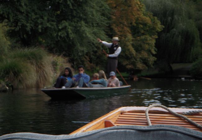 パンティング（舟遊び・鴨用餌付）を体験し、エドワード朝時代さながらの衣装で案内役の漕ぐ小舟に乗って、優雅なひと時が過ごせました。