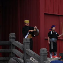 首里城正殿入口にて