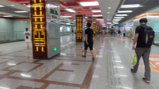 繁華街の真下にある駅