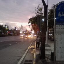 朝6:00頃の宝くじ前のバス停、奥にあるのが民主記念塔