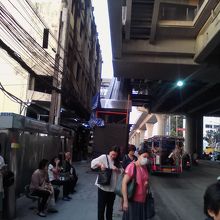 トンブリー駅最寄りのバス停