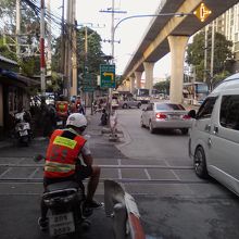 線路を渡り左折