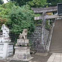 狛犬と大黒天の石像が入口に並び派手です。