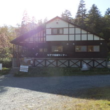 ヒグマ情報センターでコースのレクチャーを受けます。