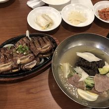 骨つきカルビと冷麺。美味しいーー