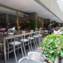 テラス席も開放的です。