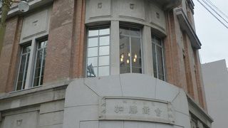 堀川沿いに残るレトロビル