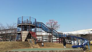 3歳でも遊べるロング滑り台