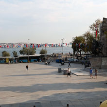 港には銅像の建つ広場もあります