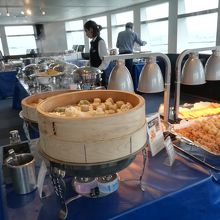 料理のエリアまで、届くピアノ演奏ありのバイキング