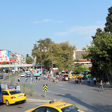 車や沢山の人で賑わっています