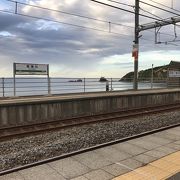 信越本線青海川駅、日本海を間近に