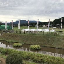 展望室より、東砦跡と春日山城跡を望む