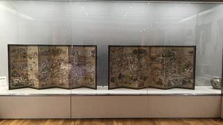 春日山：春日山城跡ものがたり館、春日山城史跡広場の前に