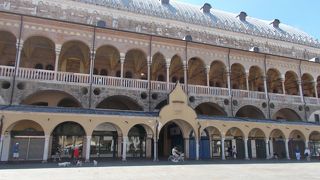 パドヴァの中心のシニョーリ広場にあります。