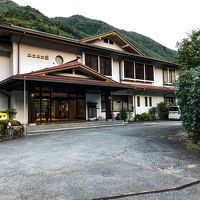 湯屋温泉ニコニコ荘、外観。