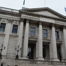 堂々たる市庁舎の建物