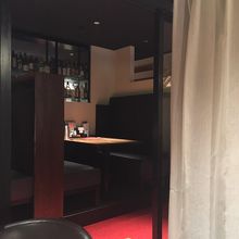 店内は簡易的な個室形式です