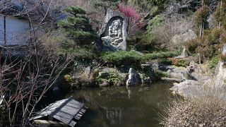 鬼の浮き彫り石像