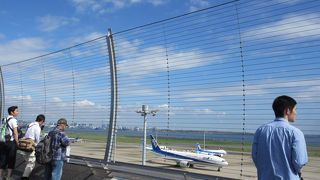 展望デッキの並びに屋内のビュースポット